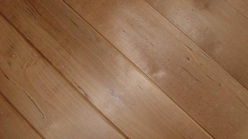 小标题：地暖地板的材质特性